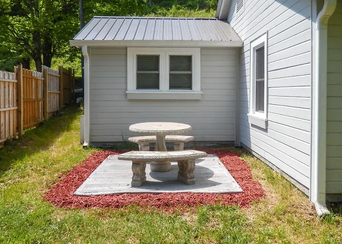 Quaint Appalachian Getaway About 2 Mi To Boone!